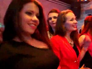 Stoute Meiden Worden Helemaal Gek En Naakt Op Een Hardcore Feest. Totaal Gekke Elegante Nymfos Pronken Met Enorme Natuurlijke Borsten Op Een Hardcore Feest En Worden Geneukt Door Willekeurige Kerels
