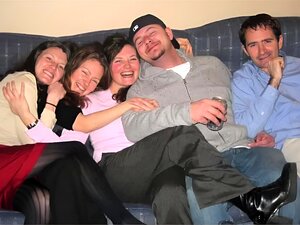 Lüsterne Ehefrau Vergnügt Sich Selbst Beim Interracial Cuckold-Ficken