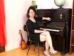 Mãe Madura Hedvika Perfurando Um Dildo Na Buceta Peluda