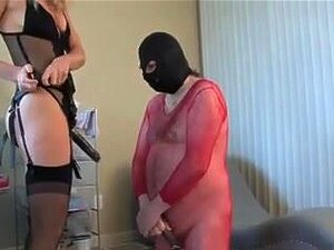 Scena Fetyszowa Z Mężem Cieszącym Się Straponem, Jego Ulubionym Fetyszem Jest Femdom. Dlatego Ten Facet Ubrał Się W Pończochy Całego Ciała Swojej żony I Wykonał Jej Rozkaz, By Zrobić Loda Straponowi