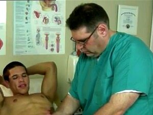 Iso Kyrpä Söpöläinen Fyysistyy Ja Pojat Panevat Lääkäriä Intialaisessa Homoseksissä