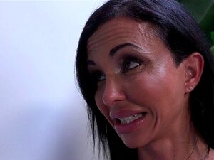 Η θετή μαμά Jewels Jade γαμιέται από ένα BBC. Η θετή μαμά Jewels Jade γαμιέται από έναν BBC