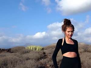 Zierliche Russin Mit Kleinen Titten Posierte Nackt Während Des Heißen Outdoor-Posierens Für Den Playboy