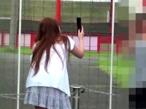 Asiatische Babe Pisst Sich In Der Öffentlichkeit. Asiatische Wassersport-Babe Pisst Sich Im öffentlichen Park Und Wirft Ihre Höschen Weg