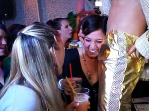 Uma Pornstar Fabulosa Em HD Mais Quente, Cena De Sexo Realidade. À Medida Que Mais Homens E Mulheres Começam A Foder E Comer Cada Um Deles, A Pista Se Transforma Em Uma Caneta De Reprodução, Enquanto Lindas Vadias Levantam Suas Saias E Se Curvam Para Ofer