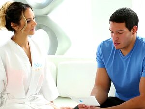 Kåta Massören Nadia Styles Ger Nuru-massage På Soffan, Sedan Blir Hon Hårt Påsatt Och Får Sperma På Sina Bröst