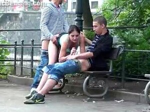 Julkinen Kolmen Kimppa Seksiä Kadulla. MAHTAVAA!