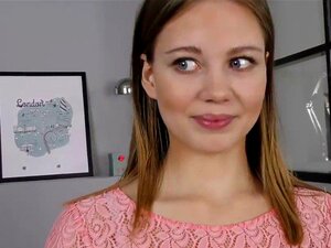 Erotisk Sötnos Sträcker Ut Sin Saftiga Fitta Och Förlorar Oskulden. Glamorös Tjej Njuter Av Att Bli Flintskallig Innan Hon Förlorar Oskulden Och Blir Hårt Knullad Av Sin Listiga Pojkvän