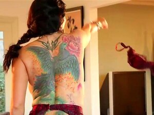 Barmfager Brunette Nyter Sexleketøyet Sitt. Romi Rain Har På Seg Sexy Undertøy Mens Hun Borer Seg Selv Med En Dildo
