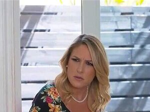 FamilyStrokes - Велика сисата маћеха и полусестра јебане од срећног типа и деле његову сперму