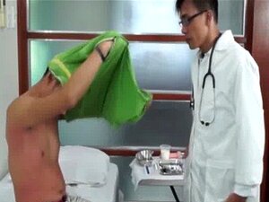 Examen De Culo De Doctor Asiático Para Un Twink Lindo