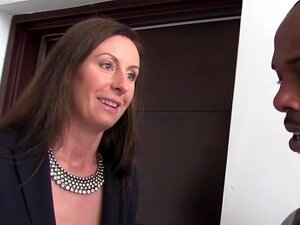 Dong-liebende Stiefmutter, Die Ich Gerne Ficken Würde, Gibt Einem Schwarzen Typen Einen Herausragenden Blowjob Und Wird Von Hinten Durchgefickt