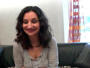 Casting Amateur Maman Cougar Suce Une Enorme Queue