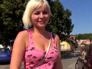 Garota De Realidade Mostrando Seus Seios Redondos