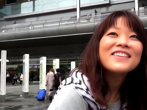 Ασιάτισσα κατουράει ένα ρυάκι στο δρόμο