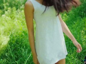 Drobna Rosyjska Modelka Cira Nerri Solo Striptiz Dla Playboya I Jedzenie Truskawek Nago! Ta Ciasna Laska Z Małymi Cyckami Rozbiera Się Do Naga I Cieszy Się świeżymi Owocami!