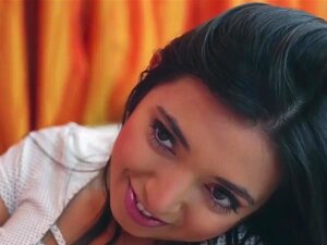 Слатка Латина јебе старца и добија сперму