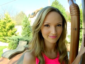 Сапфик представља Мелание користећи соло прсте