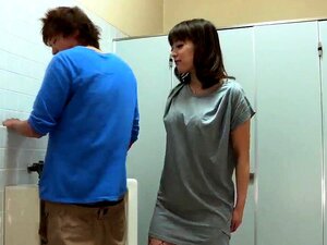 Riho Mikami Zuigt Een Stijve Lul In Een Openbaar Toilet