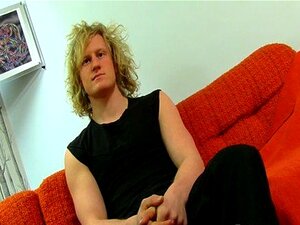 Η ξανθιά Straight Shane αυνανίζεται