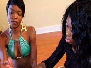 Przepiękne Czarne Laski Walą Ogromnego Kutasa. Przepiękne Czarne Laski Walą Ogromnego Fiuta W Trójkącie