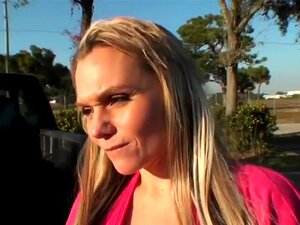 Jeg Viste Henne Alle Kontantene Jeg Hadde Og Ba Henne Henge. Senere Var Vi Tilbake Hos Meg, Hun Var Så Inne I Pengene At Hun Hadde Meg Naken Med Kuken Min I Munnen Før Kjolen Hennes Var Av