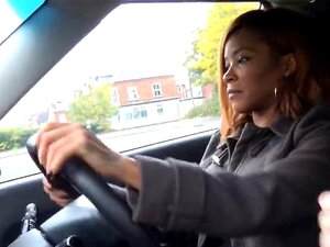 Erittäin Seksikäs Eebenpuinen Beibi Kiki Minaj Panee Ajo-opettajaansa Autossa. Huora Kaunis Eebenpuinen Babe Kiki Minaj, Joka On Ajo-opettajansa Kanssa Autossa, Kiihottuu Pian, Joten Huora Imee Miehen Jäykkää Kyrpää Ja Saa Pillunsa Kovaa Panemista Monissa