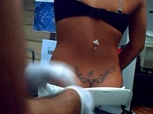 Sexig Blondin Får Trampstamp-tatuering