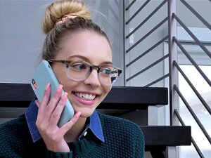 Pokorna Pokćerka Lilly Larimar Jebe Se Sa Svojim Strogim Očuhom U Kuhinji Nakon što Je čula Da Slatko Priča Telefonom S školskim Kolegom. Nekako Lily želi Biti Ukorena I Uzeti Njegov Ogromni Kurac U Usta I Slatku Pičku