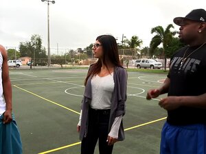 Развратне арапске пилиће уче како да раде вруће пушење курца