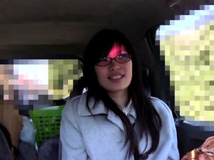 Секси јапанска MILF са наочарима трља курац у POV сексу