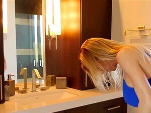 CZYSTA MACOCHA MILF Alexis Fawx Jest Ostro Bzykana