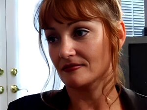  Sexy Rood Hoofd MILF Slet Heeft Bezwete Sexy Met Een Vers Guy. 