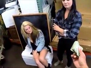 Blonde En Brunette Babes Trio Seks Met Pion Kerel,