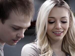 Момак је преварио своју слатку девојку Лили Ларимар да има секс са кугом, а она је желела да буде таква девојка за њега, па су имали секс у кафићу у којем су обоје радили иза шанка, она му је усисала велики курац, а он ју је јебао одострага на псећи начин