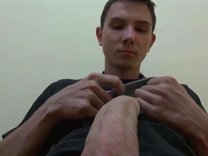 Grote Twink Eryk Speelt Met Zijn Voeten En Grote Onbesneden Lul