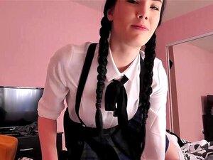 Drobna Przyrodnia Siostra W Mundurku Na Uczelni Pieprzona Hardcore. Drobna Przyrodnia Siostry Jasmine Callipygiah żąda, By Jej Przyrodni Brat Odwiózł Ją Na Studia. Ona Już Ubrana W Mundurek I Gotowa Do Akcji, Ale Gdy Bruce Się Nie Obudzi, Zrzuca Na Niego 