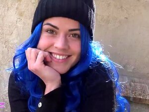 Skönhet Med Blått Hår Runkar På En Offentlig Plats Med En Av Sina älskade Hook-up Knullleksaker