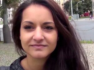 Öffentlicher Sex Mit Einer Euro-Schlampe, Die Sperma Kostet