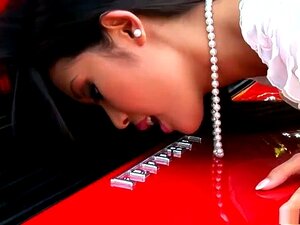 Egzotyczna Gwiazda Porno W Najgorętszej Masturbacji, Klipie Ze Striptizem. Danika To Kropla *** Piękna I Elegancka Azjatka, Która Będzie Miała Zaszczyt Być Modelką Dla Najbardziej Pożądanego, Czerwonego Włoskiego Super Samochodu W Historii, A Znajdziesz J