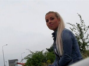 Άτακτη καουμπόισσα που ευχαριστιέται. Όμορφη γλυκιά καβαλάει τον χοντρό πούτσο σαν επαγγελματίας