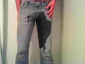 Junge Pisst Sich In Die Hose Und Wichst, Das Bin Ich, Pisse Mir In Die Jeans Und Wichse Dann :) Ich Will Mehr Videos Machen, Bin Mir Aber Nicht Sicher, Was Ich Tun Soll... Wenn Du Also Eine Idee Für Ein Video Hast Oder Willst, Dass Ich Sachen Mache, Schic