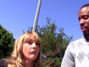 Shayla LaVeaux Tar Lite Stor Svart Kuk, Shayla LaVéaux är Den Bästa Mäklaren I Grannskapet Och Hon Visar Jovan Jordan En Plats Som Kan Vara Perfekt För Klubben Han är På Väg Att öppna. Men De Måste Förhandla Om Priset Men Shayla Vet Hur Man Förseglar