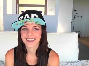 Söta Kiera Sväljer Den Fotlånga Kuken, Snygga Sötnosen Kiera Winters Visar Sina Naturliga Bröst. Hennes älskare Kommer över Och Fingrar Hennes Rakade Fitta. Kiera Blir Våt Och Kåt Så Hon Sväljer Hans Fotlånga Kuk. Hon Blir Hårt Knullad När Hans Stora Kuk 