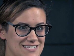 Gedomineerde sub rijdt sybian en kokhalst op dildo, Restrained gedomineerde sub rijdt sybisch en kokhalst OP dildo