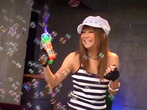 Verleidelijke Aziatische Babe In Upskirt