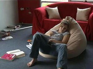 Junge Heiße Blonde Babe Zu Hause Allein Beim Masturbieren. Wenn Ich Zu Hause Bin Und Nichts Zu Tun Habe, Habe Ich Diesen Wunsch Zu Masturbieren. Du Kannst Sehen, Wie Ich Meine Hose Ausziehe Und Anfange, Meine Muschi Zu Berühren, Bis Mein Verlangen In Dies