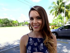 Невина бринета Раина Росе узима новац од странца у јавности, а затим одлази с њим у јавни тоалет, где јој јебе пичку с леђа и грло у првом лицу