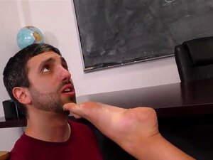 Blond Brud Cuckoldar Sin Sissy-partner Med En Snygg, Svart Kille, I Klassrummet