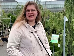 Мидиртихобби-Прсата Аматерка добија масажу лица од странца